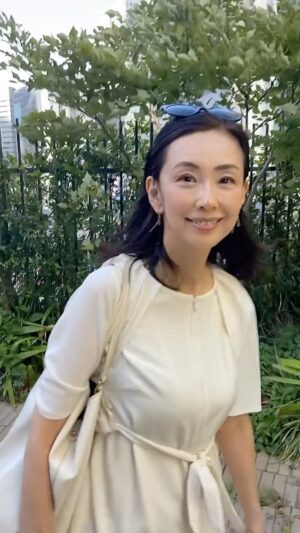 Shoko Tamura Instagram - 虎ノ門で仕事の後、ビルの屋上を少しお散歩。
これくらい緑が多いと気持ちいいですね😊

#虎ノ門#夏コーデ#お仕事#田村翔子#summerfashion#dress#ワンピースコーデ
