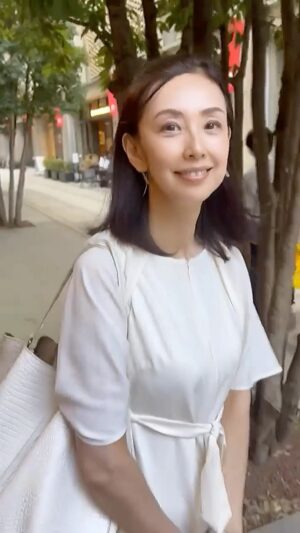 Shoko Tamura Instagram - 打ち合わせの帰りに日本橋で寄り道。
お茶してちょっとおしゃべりしてから帰りました😊

#寄り道 #夏コーデ#ワンピースコーデ #ワンピース#白コーデ #田村翔子#dress
