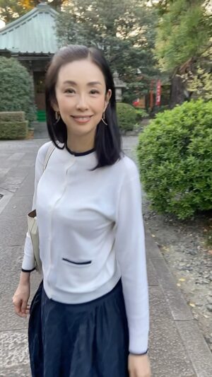 Shoko Tamura Instagram - お寺を通って仕事場に。
お庭が美しく癒されます😊
もうすぐ紅葉が楽しめますね🍁

#ライフスタイル#田村翔子#秋コーデ#autumnoutfit#
