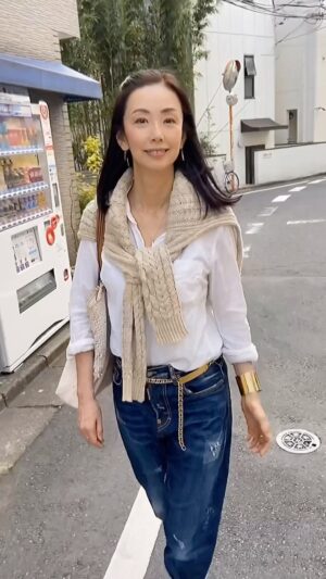 Shoko Tamura Instagram - 風邪をひいたり予定があったりで、もう3週間もパーソナルトレーニングをお休みしているので、最近はよく歩くようにしています。
お散歩も気持ちのいい季節になりましたね😊

#秋コーデ#autumnoutfit#autumnfash#田村翔子