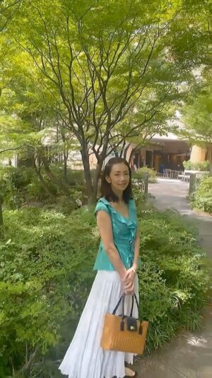 Shoko Tamura Instagram - 娘とランチがてら毛利庭園をお散歩。
緑が清々しいです😊

#お散歩#夏コーデ#summerfashion#summeroutfit #田村翔子