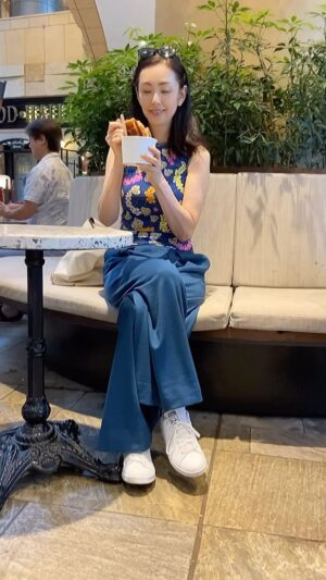 Shoko Tamura Instagram - トレーニングの後、ついついアイスクリームを🍨
罪悪感ありありですが、暑いのでとても美味しい😅

#夏コーデ#summerfashion#summeroutfit#ビタミンカラー #田村翔子