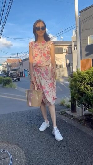 Shoko Tamura Instagram - 夕方は少し涼しくて、お散歩も気持ちよかったです😊
早く涼しくなってほしいと思う反面、まだ夏を楽しみきれてない無念さもありw

#endofsummer #ライフスタイル#田村翔子#ワンピース#ワンピースコーデ#ピンクコーデ #dress