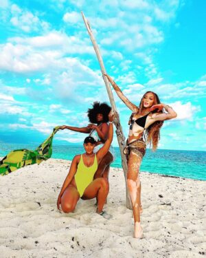 Shoniqua Shandai Instagram - Jamaicaaaaaaasa I am forever changed. 🫶🏿☀️💛🇯🇲🔥

#internationalhouseholdname 

#ebonymag #ebonycarnival #ebonycaribbean