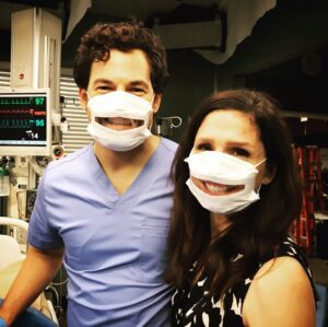 Shoshannah Stern Instagram - Tonight’s episode of @greysabc has a very special guest star... these face masks that have clear panels to help facilitate lip reading! They got approved by the FDA very recently, so I was beyond thrilled when the great team at Grey’s made it possible for @giacomo_gianniotti and I to wear them on camera. Keep an eye out for them, and more Dr. Riley tonight! #GreysAnatomy