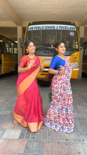 Shruthi Ramesh Instagram - O nalla nin alla🤭😂😝 shoot time fun

#karmanimalika #moyemoye #enillaenilla #onallaninalla #karimanimalikaninalla
