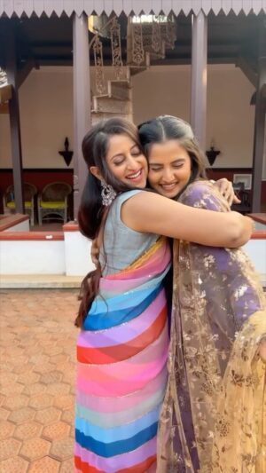 Shruthi Ramesh Instagram - Tumaku tumaku with this cutie 😍 @thanvibalraj 💕

#thumaku #gulabisharara #antarapata #aradhana #niveditha #colorskannada