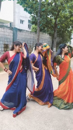 Shruthi Ramesh Instagram - Never miss a chance to Danz 
Vibing with my cute teachers❤️
- to a trending song 😄
#priyajachar #shruthiramesh #sooseki