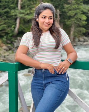 Shruthi Selvam Instagram - The Smile is Real♥️🧿 
.
#shruthiselvam #travel #kashmir #smileisreal #happy #peaceful #positivevibes