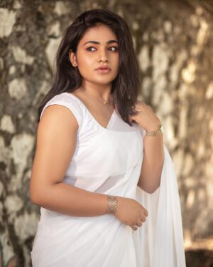 Shruthi Selvam Instagram - 🌙 
.
Pc: @samjeremiahj 
Makeup: @yaanjiartista 
Retouch: @thejan__ 
.
#shruthiselvam #photoshoot