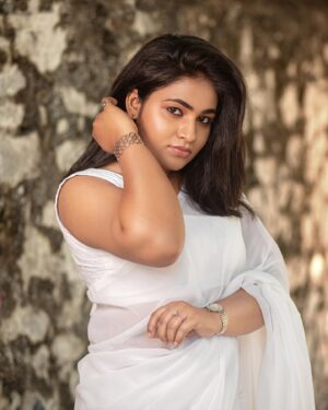 Shruthi Selvam Instagram - 🌙 
.
Pc: @samjeremiahj 
Makeup: @yaanjiartista 
Retouch: @thejan__ 
.
#shruthiselvam #photoshoot