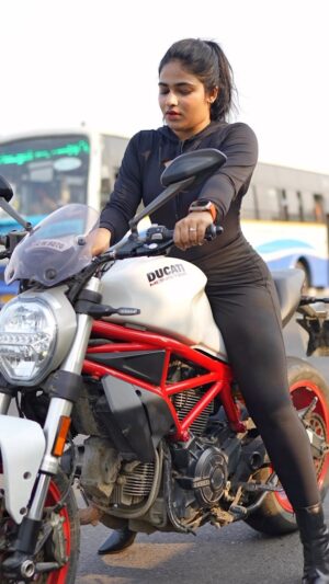 Shruthi Selvam Instagram - Who love Ducati here? 😎🙈♥️ 
.
Vc: @_.the__kk._ 
.
#shruthiselvam #bike #bikelovers #bikegirl #bikerider #rider #ducati #ducatimonster