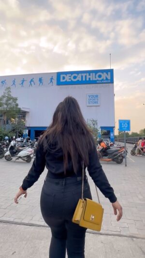 Shruthi Selvam Instagram - ‘AARAMBIKKALAMA?’ 

Decathlon’s initiative to inspire a healthy lifestyle. 

Visit your nearest Decathlon store on Feb 3rd & 4th, participate in challenges and stand a chance to win fitness products 

🎉 Plus, enjoy an extra 5% off on purchases above 999 INR. Let’s begin this fitness adventure together!

📍Stores : 

*Chennai*
Nolambur
Nexus Vijaya Mall, OMR Perungudi 
OMR Marina Mall
Anna salai
Express Avenue 

*Outside Chennai*
Trichy
Madurai
Salem
Coimbatore