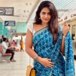 Shruthi Selvam Instagram - Caption??? 🤔 . Makeup: @yaanjiartista @yasmin.makeover . #photoshoot #photooftheday #saree #bluesaree #instagram