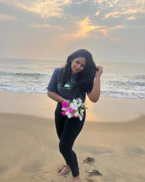 Shruthi Selvam Instagram - In my Era👣🧚🏻‍♂️ 
.
#beach #beachlife #happy #peace #flowers #sunrise #sunrisephotography #shruthiselvam