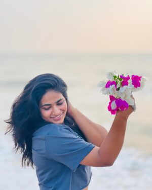 Shruthi Selvam Instagram - In my Era👣🧚🏻‍♂️ 
.
#beach #beachlife #happy #peace #flowers #sunrise #sunrisephotography #shruthiselvam