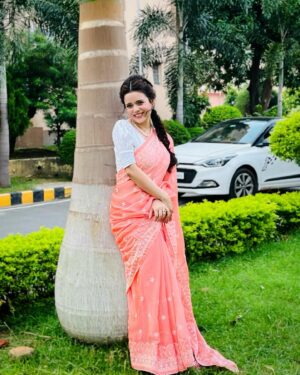 Shruti Kanwar Instagram - From draping Mom’s dupatta to wearing her saree.. @sarla_kanwar 💕