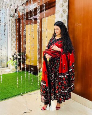 Shruti Kanwar Instagram - Let your dupatta color the whole world.🎨🐞