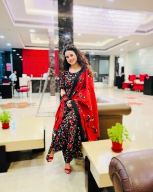 Shruti Kanwar Instagram - Let your dupatta color the whole world.🎨🐞