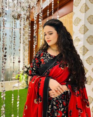 Shruti Kanwar Instagram - Let your dupatta color the whole world.🎨🐞