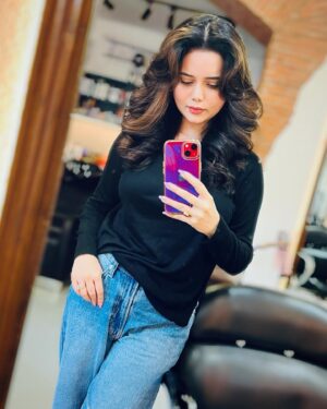 Shruti Kanwar Instagram - Believe in your #mirrorselfie 👀