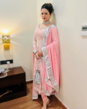 Shruti Kanwar Instagram - Having a pink moment 🌸🌸