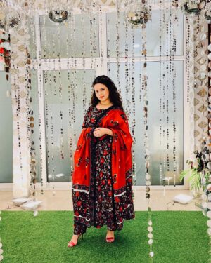Shruti Kanwar Instagram - Let your dupatta color the whole world.🎨🐞