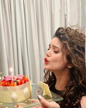 Shruti Kanwar Instagram - Today is a whole new chapter! Happy birthday to me:)🧁