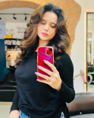 Shruti Kanwar Instagram - Believe in your #mirrorselfie 👀