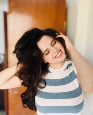 Shruti Kanwar Instagram - Helllooo guys!
Thanku for all the concern messages. I am absolutely fine & doing great! Just on social media DETOX . Till then enjoy these pictures🫣.New year, new hair. 
💇‍♀️: @whynot_byzeeba