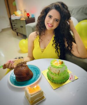 Shruti Kanwar Instagram - Another year older, another year wiser? I guess we'll see! 🤭 21.08.2022
#aboutbirthdaynight🥂🎆