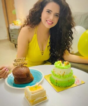 Shruti Kanwar Instagram - Another year older, another year wiser? I guess we'll see! 🤭 21.08.2022
#aboutbirthdaynight🥂🎆