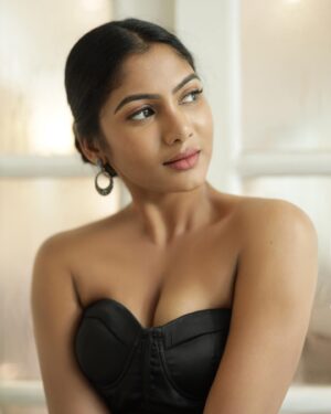 Shruti Reddy Instagram - Well-versed in etiquette! ♥️

📸: @deepak_durai_photography
Retoucher: @ashishsom
@manassompurapix 
Makeup & hair: @deepasalomi
Managed by: @thanga_18 
@mahendrababu2590