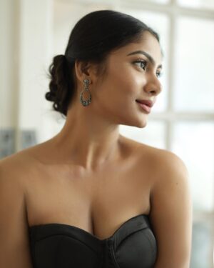 Shruti Reddy Instagram - Well-versed in etiquette! ♥️

📸: @deepak_durai_photography
Retoucher: @ashishsom
@manassompurapix 
Makeup & hair: @deepasalomi
Managed by: @thanga_18 
@mahendrababu2590