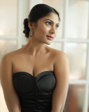 Shruti Reddy Instagram - Well-versed in etiquette! ♥️

📸: @deepak_durai_photography
Retoucher: @ashishsom
@manassompurapix 
Makeup & hair: @deepasalomi
Managed by: @thanga_18 
@mahendrababu2590