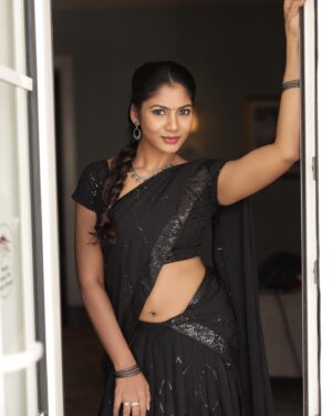 Shruti Reddy Instagram - “Black is the color of my love for you, for it is endless and never fades.” 🖤♥️

📸: @deepak_durai_photography 
Retoucher: @ashishsom 
@manassompurapix 
Makeup & hair: @deepasalomi 
Managed by: @thanga_18 
@mahendrababu2590