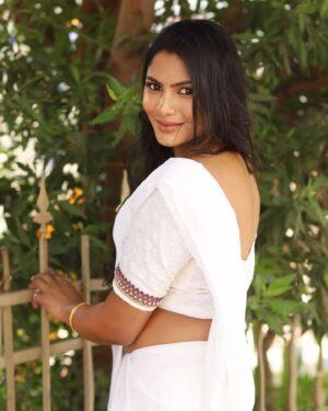 Shruti Reddy Instagram - #beautiful #life 🤍🤍🤍

Photography: @sat_narain 
Retoucher: @ashishsom @manassompurapix 
Outfit: @kavyavijay_designstudio 
Hair styling: @_gayathri_makeoverartistry_ 
Managed by: @mahendrababu2590 
@thanga_18