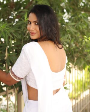 Shruti Reddy Instagram - #beautiful #life 🤍🤍🤍

Photography: @sat_narain 
Retoucher: @ashishsom @manassompurapix 
Outfit: @kavyavijay_designstudio 
Hair styling: @_gayathri_makeoverartistry_ 
Managed by: @mahendrababu2590 
@thanga_18