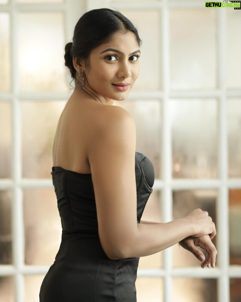 Shruti Reddy Instagram - Some of my favs from recent photoshoots 🤍❤️✨ 📸: @deepak_durai_photography Retoucher: @ashishsom @manassompurapix Makeup & hair: @deepasalomi Managed by: @mahendrababu2590 @thanga_18 #actors #actorslife #tamilactress #kollywood #tamilcinema