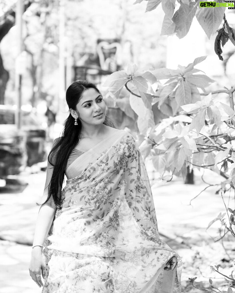 Shruti Reddy Instagram - This #saree in #blackandwhite feels like a #dreamy #movie 🤍💗🦋