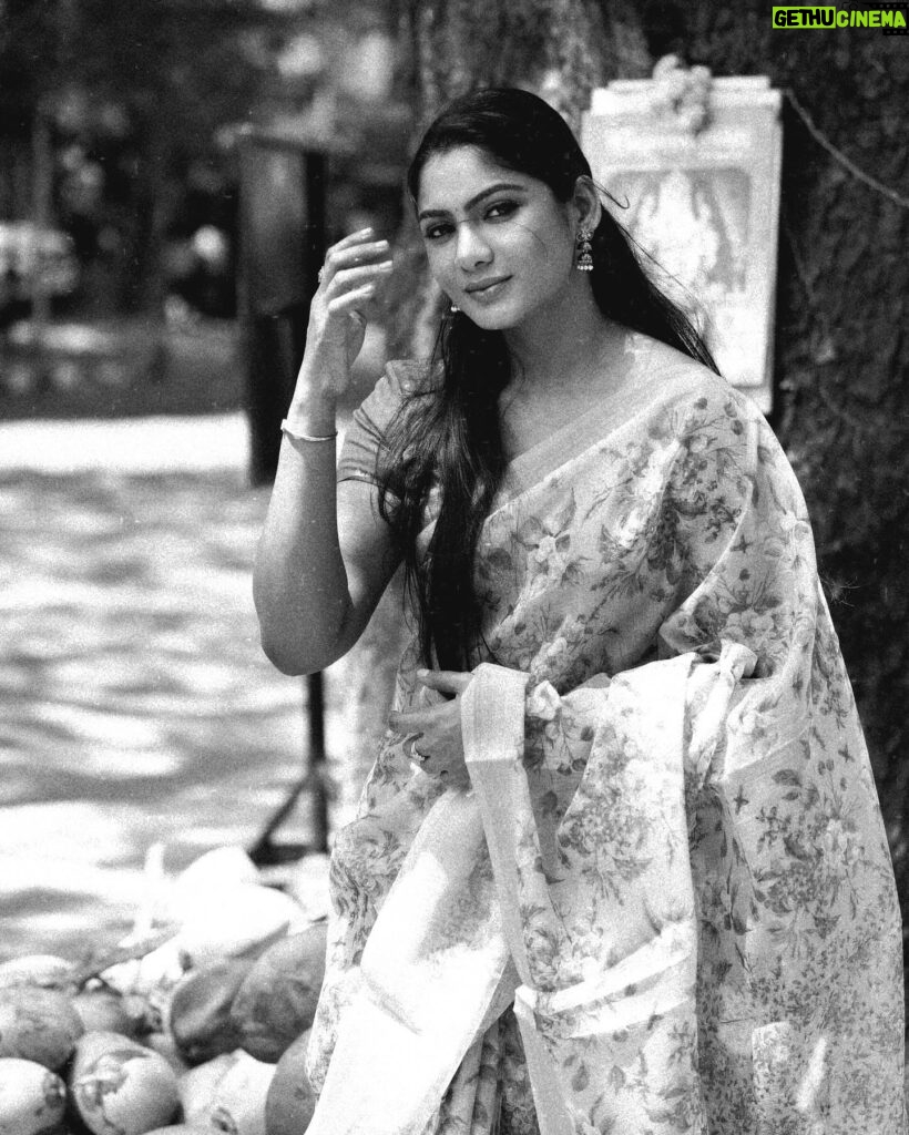 Shruti Reddy Instagram - This #saree in #blackandwhite feels like a #dreamy #movie 🤍💗🦋