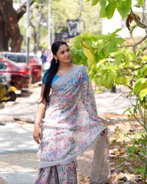 Shruti Reddy Instagram - Loving this graceful saree 🤍💗🦋 

Outfit: @manmaduraaboutique 
Photography: @pariaarclicks 
Photography Asst: @mathialagan788 
Makeup & hair: @mmamakeupartistry
Managed by: @mahendrababu2590 @thanga_18