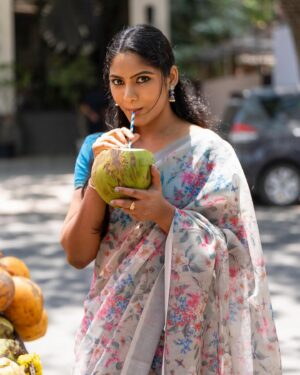 Shruti Reddy Instagram - Loving this graceful saree 🤍💗🦋 

Outfit: @manmaduraaboutique 
Photography: @pariaarclicks 
Photography Asst: @mathialagan788 
Makeup & hair: @mmamakeupartistry
Managed by: @mahendrababu2590 @thanga_18