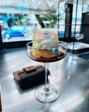 Shu-Han Liang Instagram - - 南部限定
昨天早上在台南還熱熱的，今天這件裙子已收起🤪記得要穿暖一點唷！吃鍋的季節又來啦😘

P.S 貓尾巴露出來嘍😉知道怎麼跟我一生一世了嗎❤️20231231我們漁人碼頭見