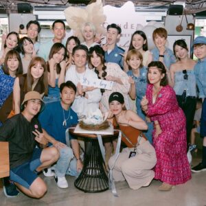 Shu-Han Liang Instagram - - Kelly congrats 🎉 
雖然我輸了1000，但還是恭喜Kelly🎉 Is a boy. 

太開心啦，Kelly傳來好消息，宇宙中又誕生一位小音樂才子啦，有爸爸媽媽的基因，又會創作又會唱，這真是太令人羨慕😆只可惜阿姨再18年要變阿嬤了🤪

女力給Kelly 200%的火力支援👍🏻

性別趴果然也超Kelly dress code 趴踢是我第一次參加😆希望⋯有人⋯看得出⋯我是波希米亞風😅

P.S 為了按讚率所以要跟大家po不一樣的才能騙讚😆但真的女力的大家都到了（請往右翻閱🤪
