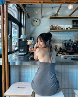 Shu-Han Liang Instagram - - 南部限定
昨天早上在台南還熱熱的，今天這件裙子已收起🤪記得要穿暖一點唷！吃鍋的季節又來啦😘

P.S 貓尾巴露出來嘍😉知道怎麼跟我一生一世了嗎❤️20231231我們漁人碼頭見