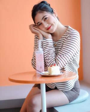 Shwe Tha Mee Instagram - Life is short,make it sweet 🍰🍓
#shwethamee #love #cake #sweet #smile #instadaily #food #lover