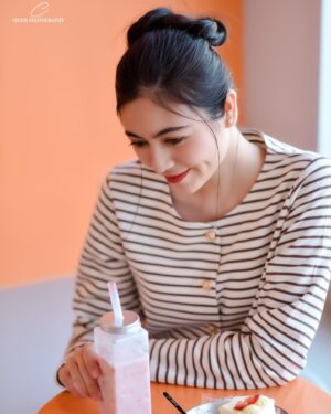 Shwe Tha Mee Instagram - Life is short,make it sweet 🍰🍓
#shwethamee #love #cake #sweet #smile #instadaily #food #lover