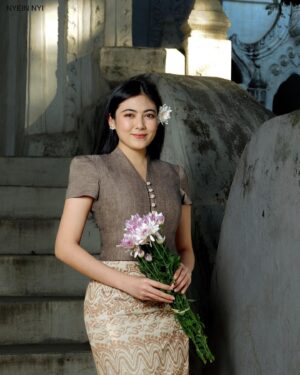 Shwe Tha Mee Instagram - ချစ်ခြင်းမေတ္တာအားဖြင့် ငြိမ်းချမ်းကြပါစေ 
ချစ်ခြင်းမေတ္တာအားဖြင့် ရွှေ့ကို အမြဲချစ်နိုင်ပါစေရှင်✨

📸 Nyein Nyi