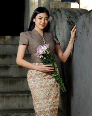 Shwe Tha Mee Instagram - ချစ်ခြင်းမေတ္တာအားဖြင့် ငြိမ်းချမ်းကြပါစေ 
ချစ်ခြင်းမေတ္တာအားဖြင့် ရွှေ့ကို အမြဲချစ်နိုင်ပါစေရှင်✨

📸 Nyein Nyi